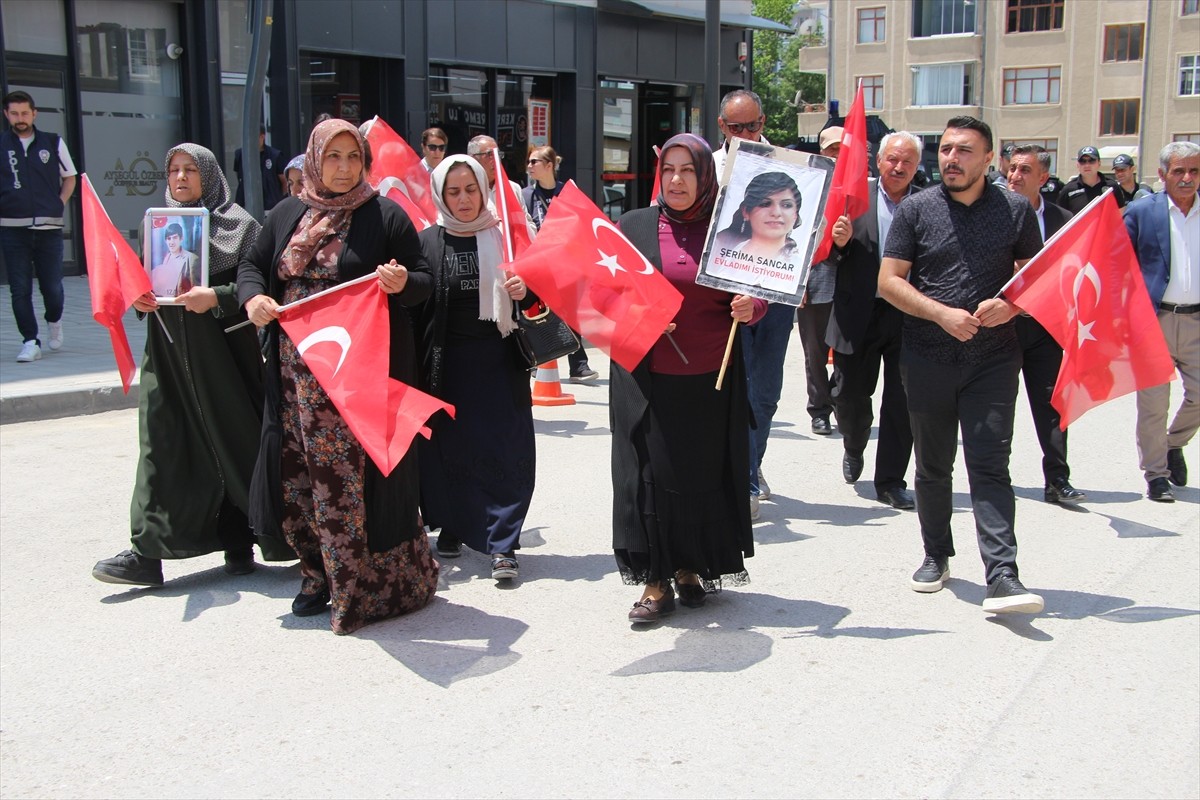 Van'da çocukları terör örgütü PKK tarafından dağa kaçırılan aileler, DEM Parti İl Başkanlığı...