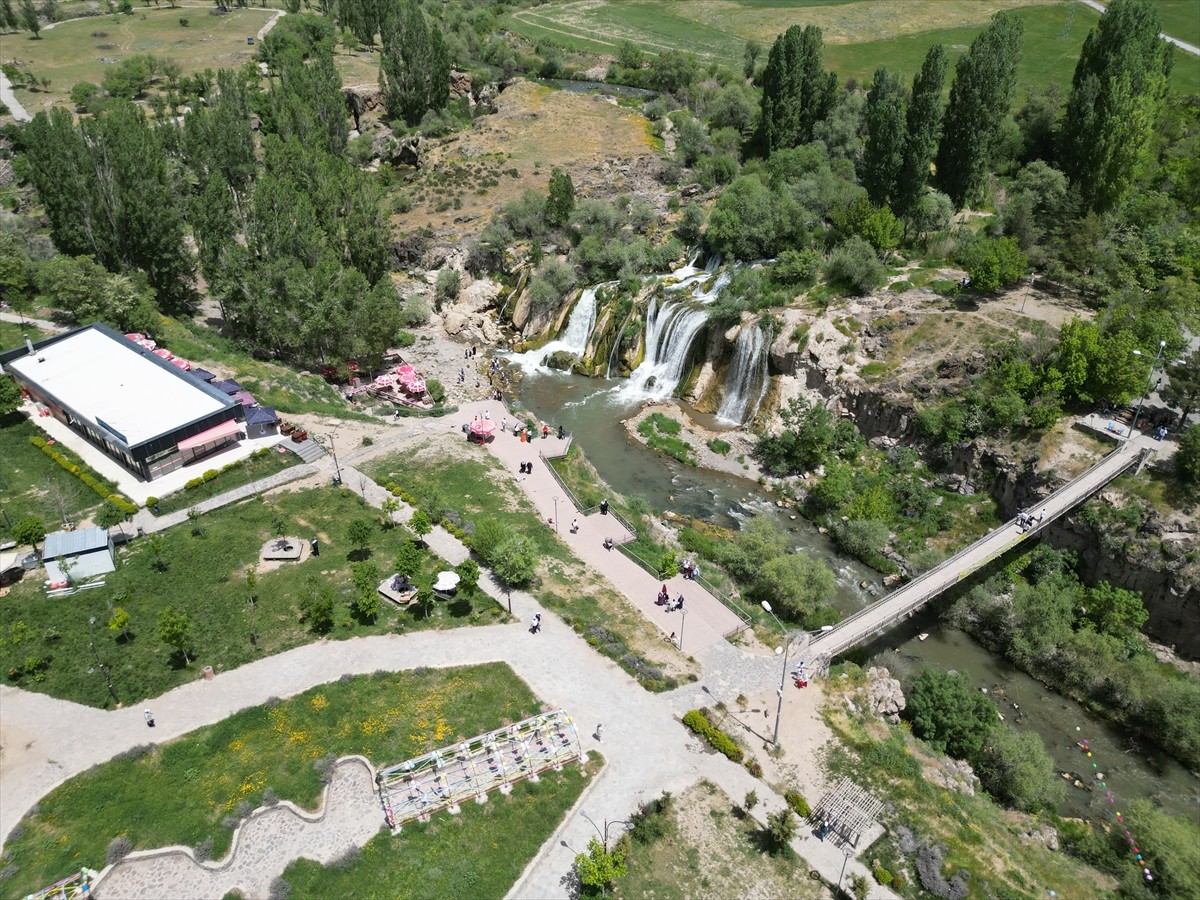 Van'da, kahvaltı kültürünün tanıtılmasını sağlamak amacıyla "Dünya Kahvaltı Günü" etkinliği...