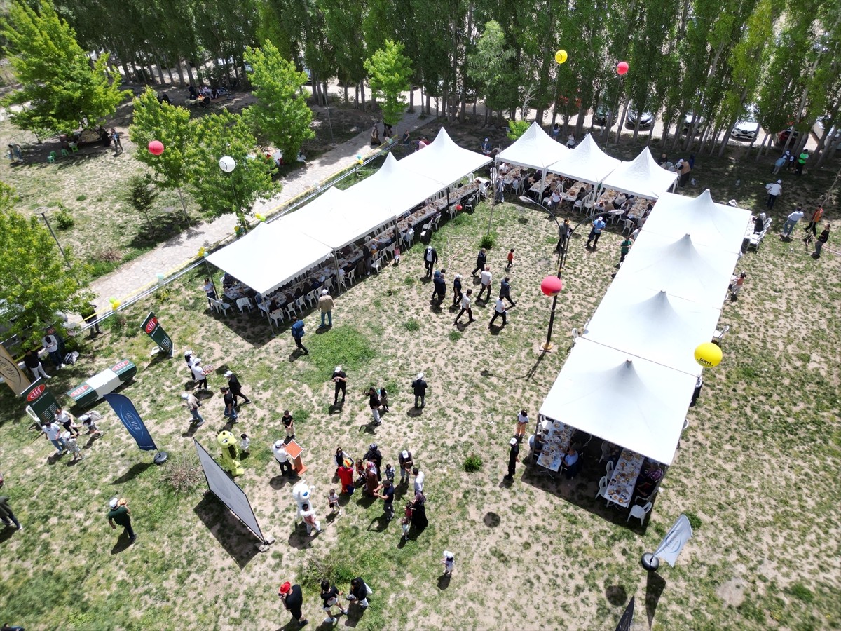 Van'da, kahvaltı kültürünün tanıtılmasını sağlamak amacıyla "Dünya Kahvaltı Günü" etkinliği...