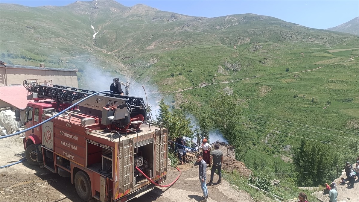 Van'ın Bahçesaray ilçesinde bir evde çıkan yangında 14 yaşındaki çocuk yaşamını yitirdi.