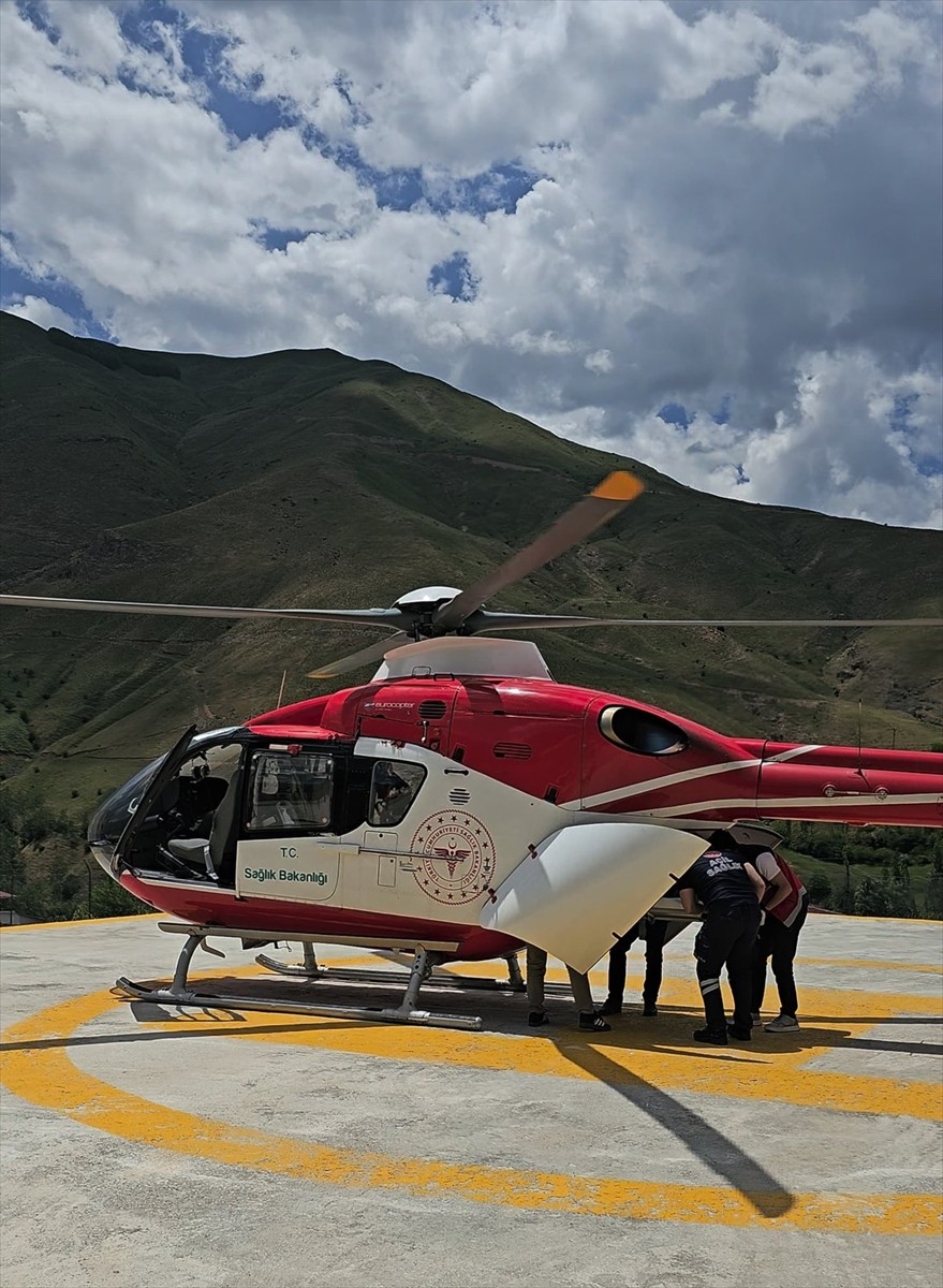 Van'ın Bahçesaray ilçesinde solunum sıkıntısı çeken 54 yaşındaki hasta, ambulans helikopterle Van...
