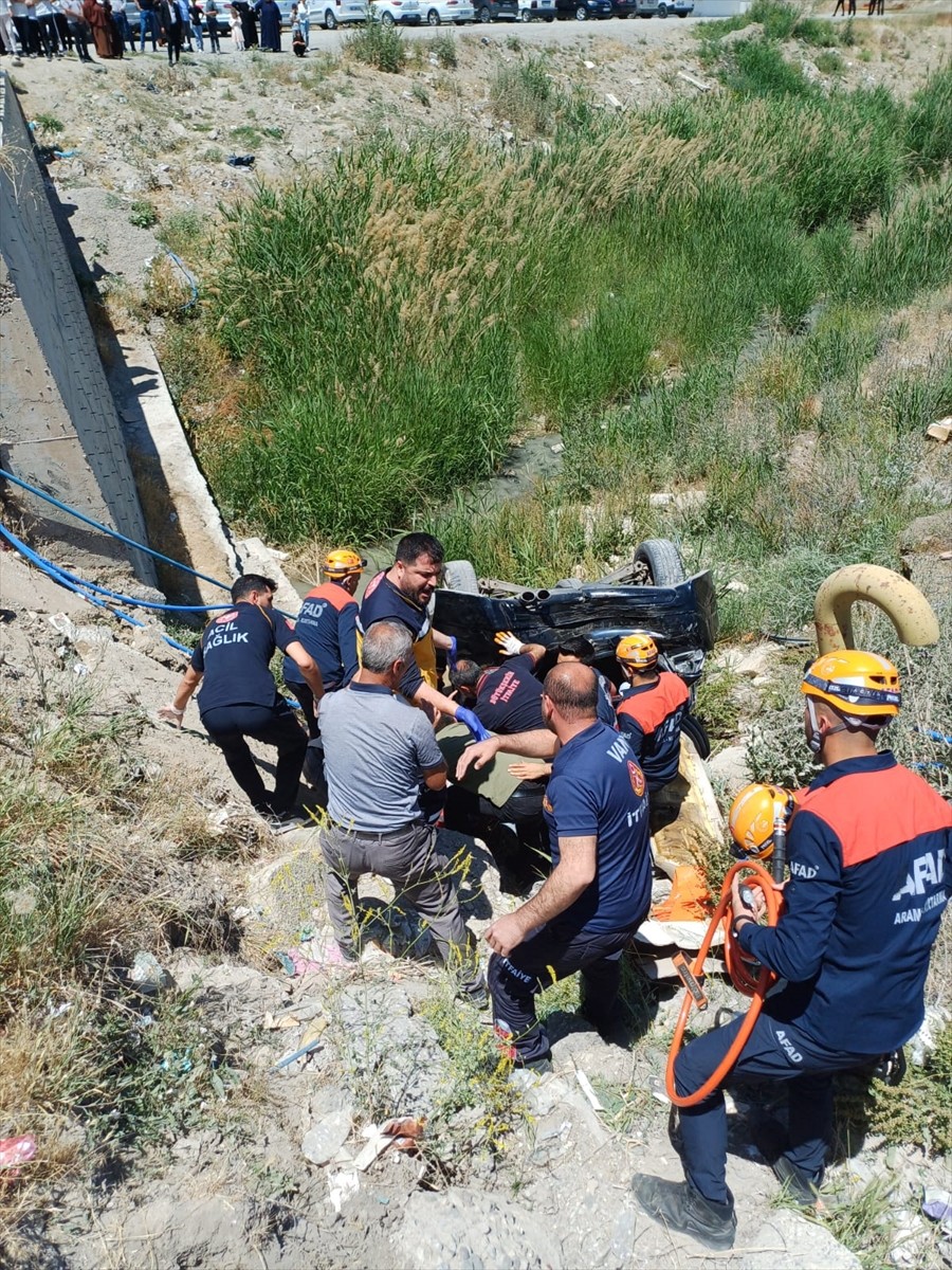 Van'ın Tuşba ilçesinde otomobilin araçla çarpıştıktan sonra kanala düşmesi sonucu 5 kişi...