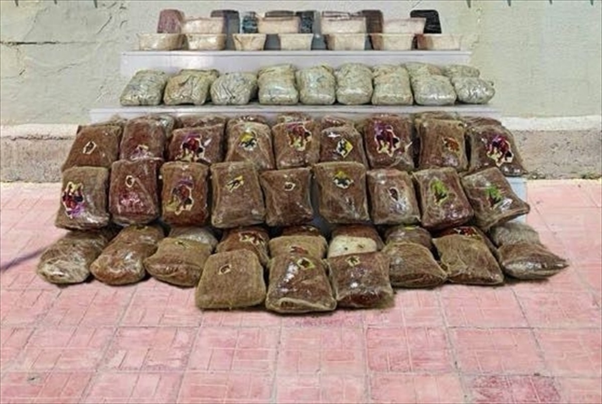 Van hudut hattında 87 kilogram uyuşturucu ele geçirildi, konuyla ilgili 2 kişi yakalandı.