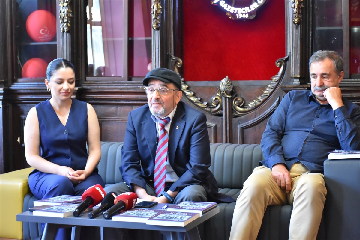 Yaklaşık 40 yıldır bordo-mavili takımla ilgili araştırmalar yapan Mustafa Demir'in (fotoğrafta)...