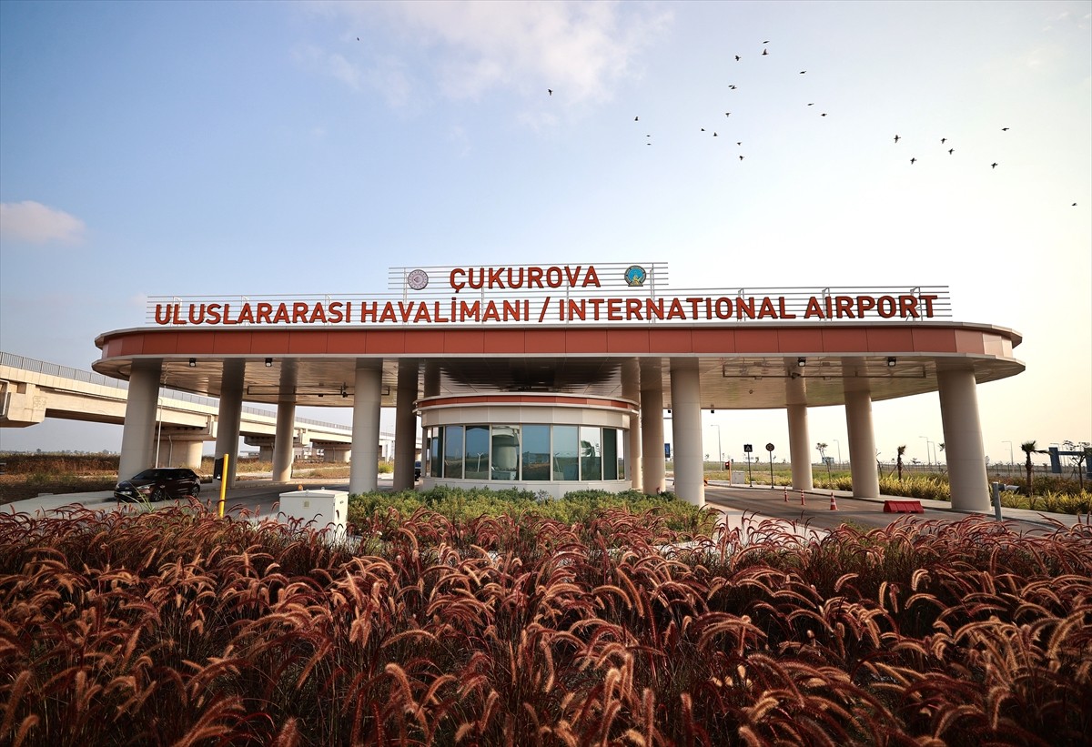 Yaz sezonunun başlamasıyla farklı destinasyonlara ulaşım imkanlarının arttığı Çukurova...