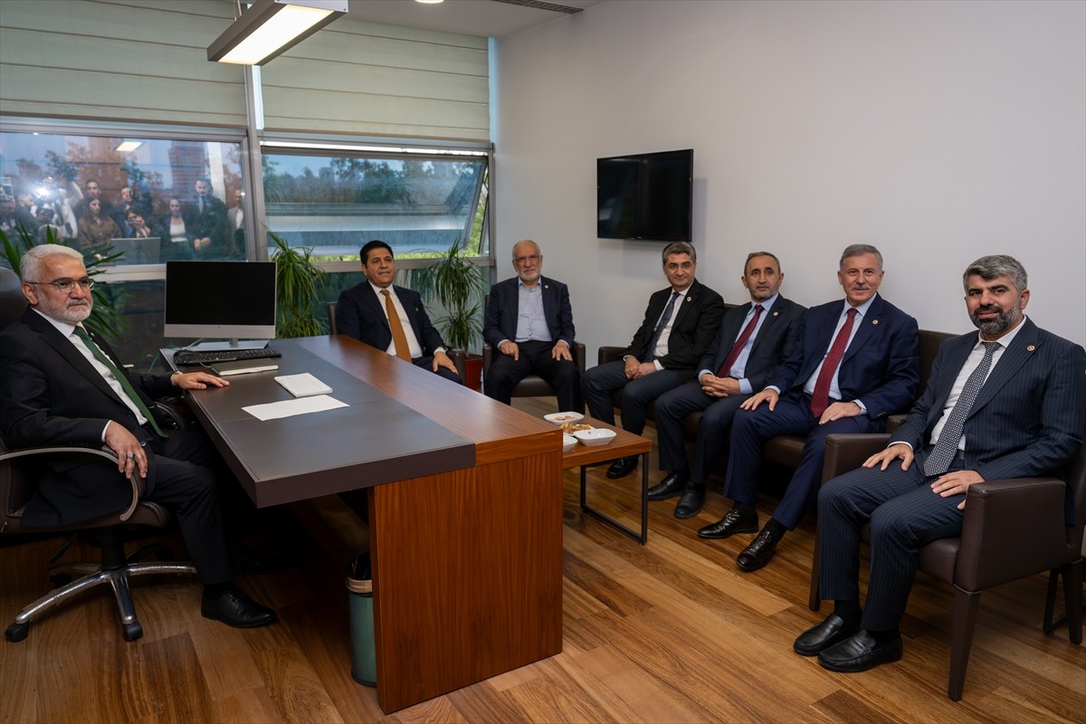 Yeni Yol Partisi Grup Başkanı Bülent Kaya(sağ 2), HÜDA PAR Genel Başkanı Zekeriya...