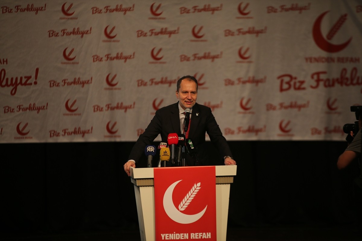 Yeniden Refah Partisi Genel Başkanı Fatih Erbakan (sağ3), Merkezefendi Kültür Merkezi'nde...