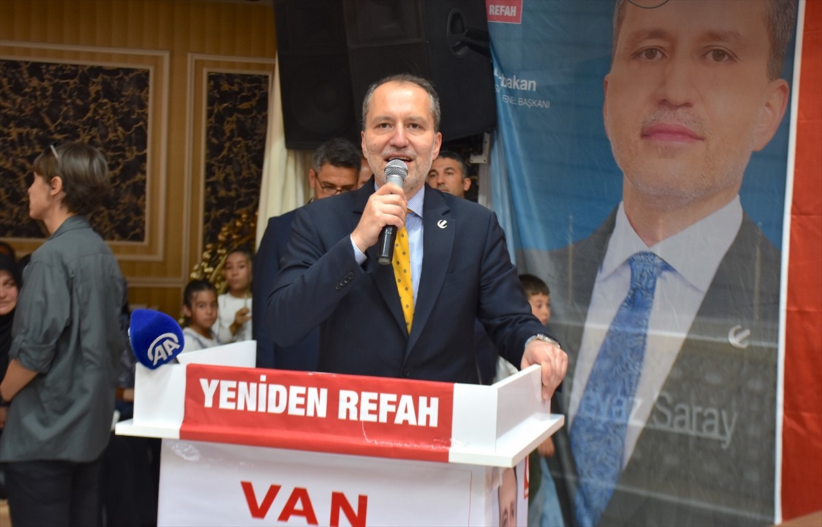 Yeniden Refah Partisi Genel Başkanı Fatih Erbakan, Van'da bir düğün salonunda düzenlenen...