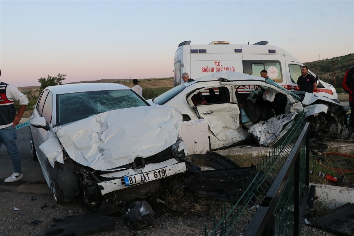 Yozgat'ta 2 otomobilin çarpışması sonucu 2 kişi öldü, 1 kişi yaralandı.