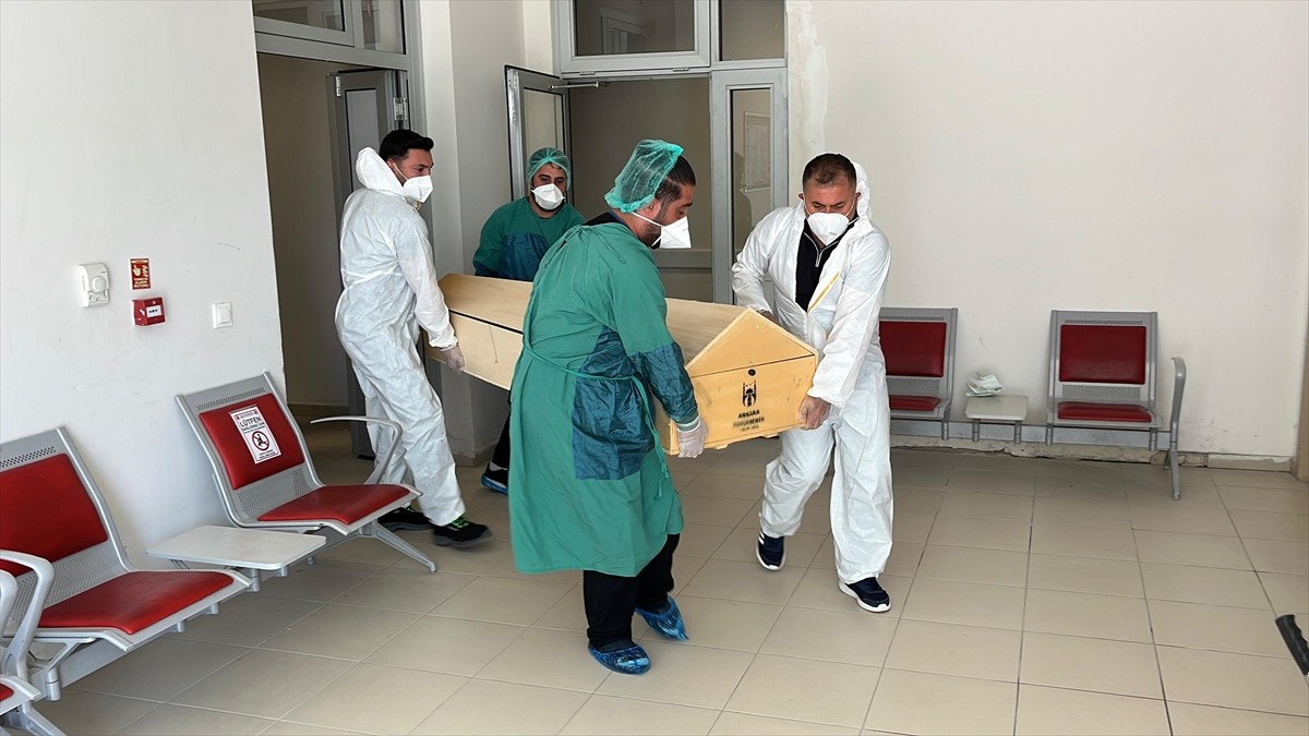 Yozgat'ta Kırım Kongo Kanamalı Ateşi (KKKA) hastalığı şüphesiyle tedavi gören kadın yaşamını...