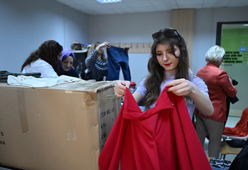 YYÜ'den İhtiyaç Sahibi Öğrencilere Ücretsiz Giyim Desteği