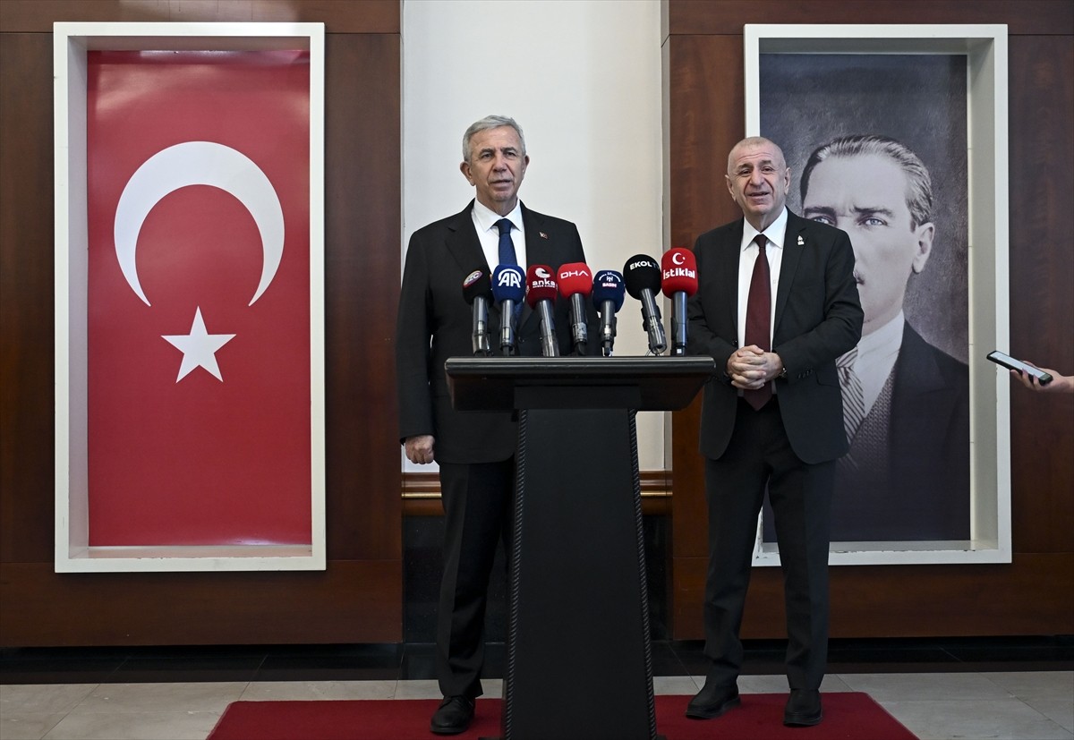 Zafer Partisi Genel Başkanı Ümit Özdağ (sağda), Ankara Büyükşehir Belediye (ABB) Başkanı Mansur...