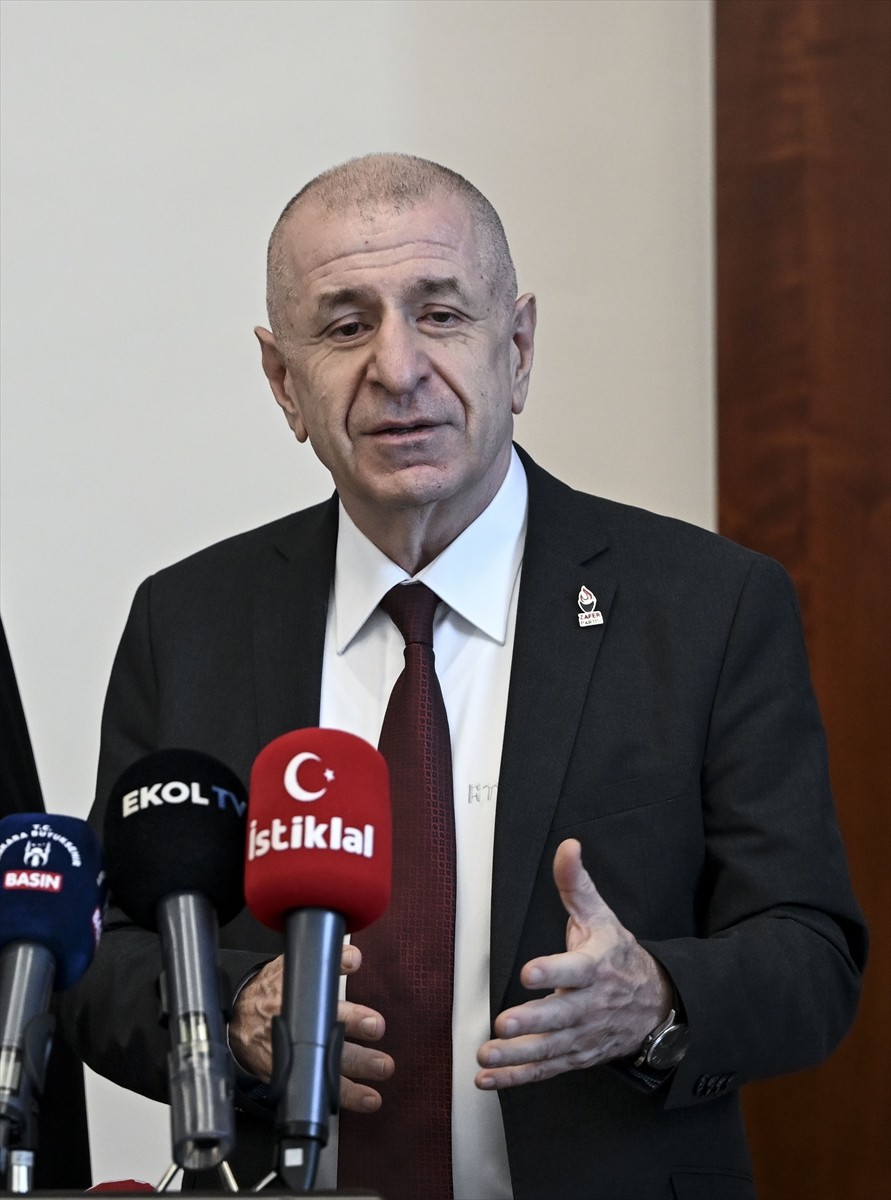 Zafer Partisi Genel Başkanı Ümit Özdağ (sağda), Ankara Büyükşehir Belediye (ABB) Başkanı Mansur...