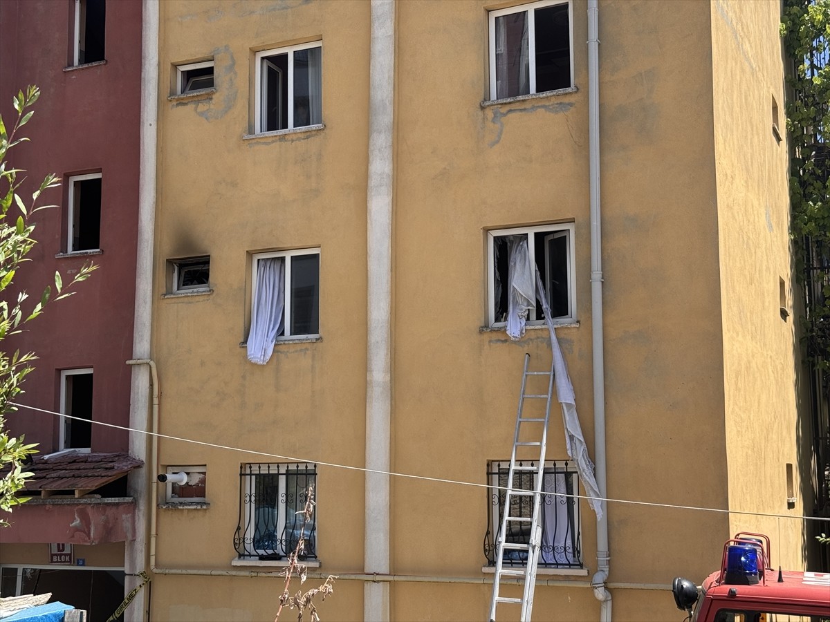 Zonguldak'ın Çaycuma ilçesinde bir apartman dairesinde doğal gazdan kaynaklanan patlamada biri...