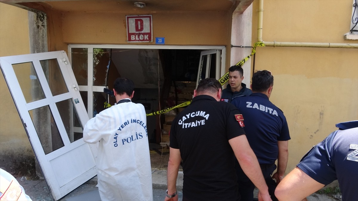 Zonguldak'ın Çaycuma ilçesinde bir apartman dairesinde doğal gazdan kaynaklanan patlamada biri...