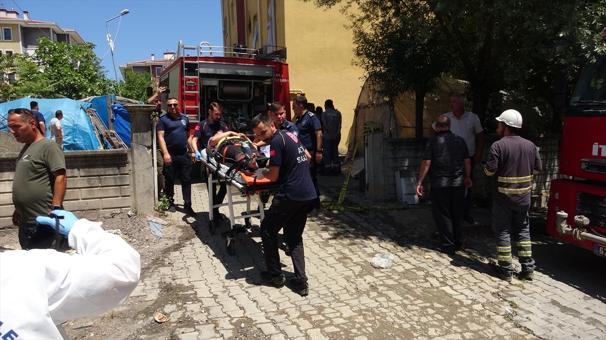 Zonguldak'ın Çaycuma ilçesinde bir apartman dairesinde doğal gazdan kaynaklanan patlamada biri...