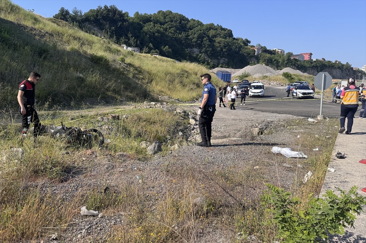 Zonguldak'ın Kilimli ilçesinde otomobil ile çarpışan motosikletin sürücüsü ve arkasındaki yolcu...