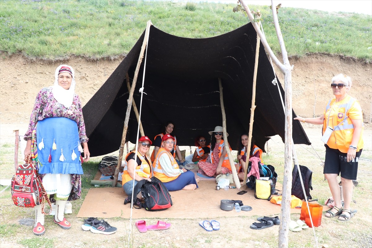 1. Uluslararası Ağrı Dağı Kadın Kamp Festivali'ne katılan 200 kadın, doğa harikası Balık Gölü'nü...