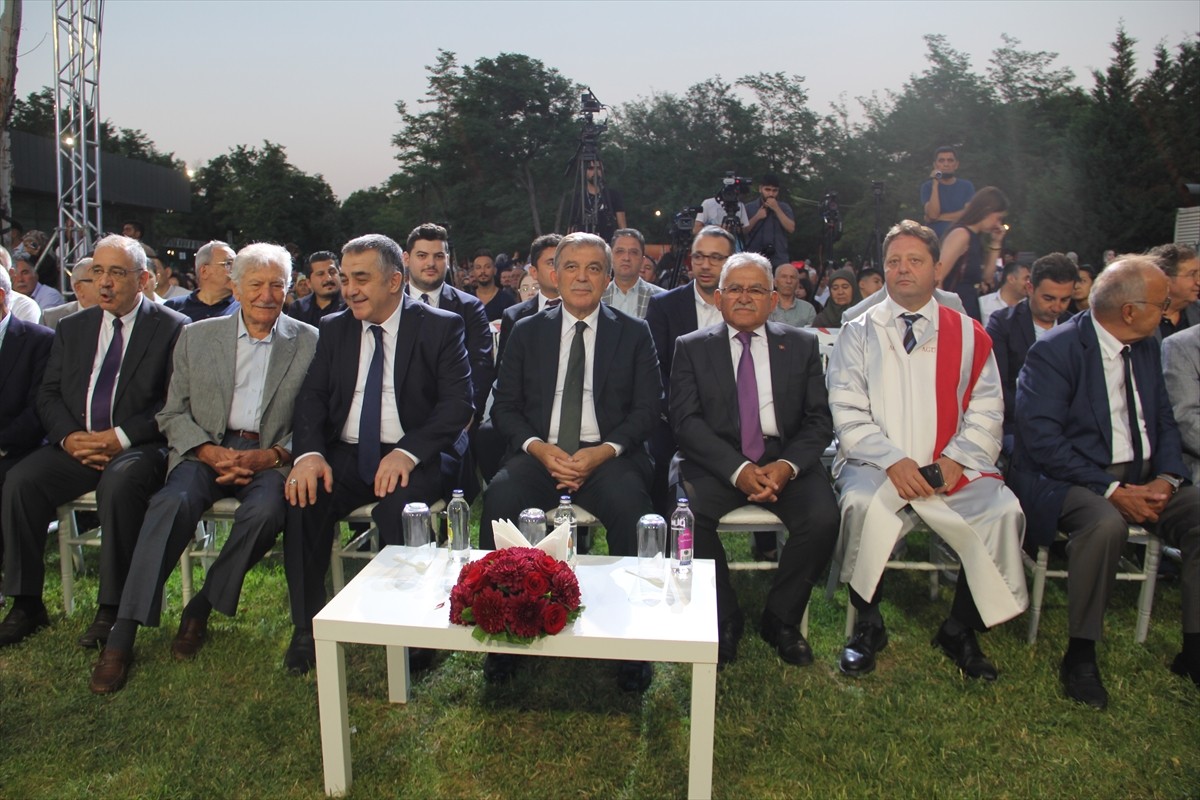 11. Cumhurbaşkanı Abdullah Gül (sol 4), Kayseri'deki Abdullah Gül Üniversitesinin (AGÜ) mezuniyet...