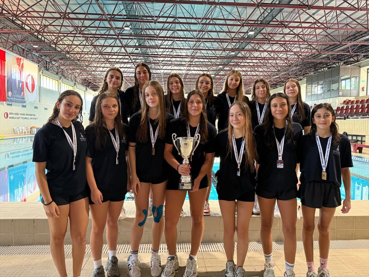 16 Yaş Altı Kızlar Sutopu Ligi'nde şampiyonluğa İzmir Büyükşehir Belediyespor ulaştı.  