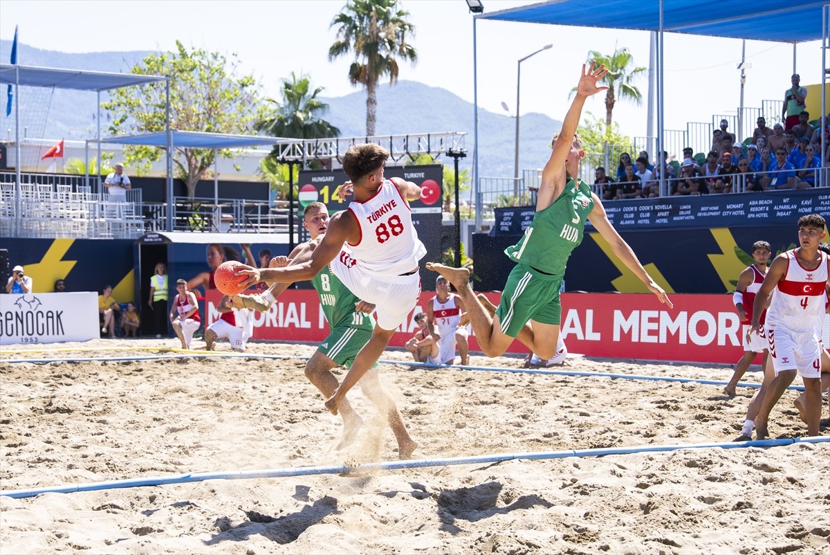 17 Yaş Altı EHF Avrupa Plaj Hentbol Şampiyonası, Antalya'nın Alanya ilçesinde başladı. 17 Yaş Altı...