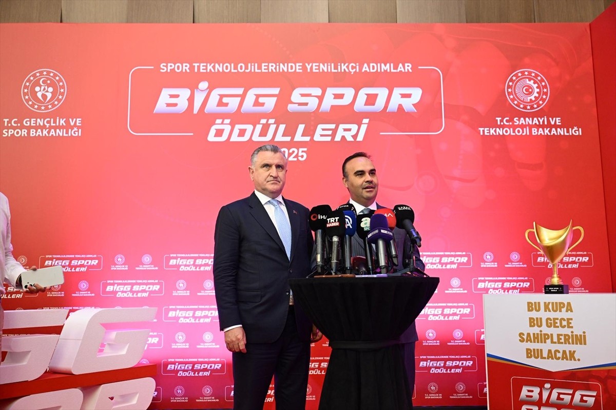 2025 BİGG Spor Ödülleri töreninde ilk 5'e giren firmalar, ödüllerini aldı. Gençlik ve Spor Bakanı...