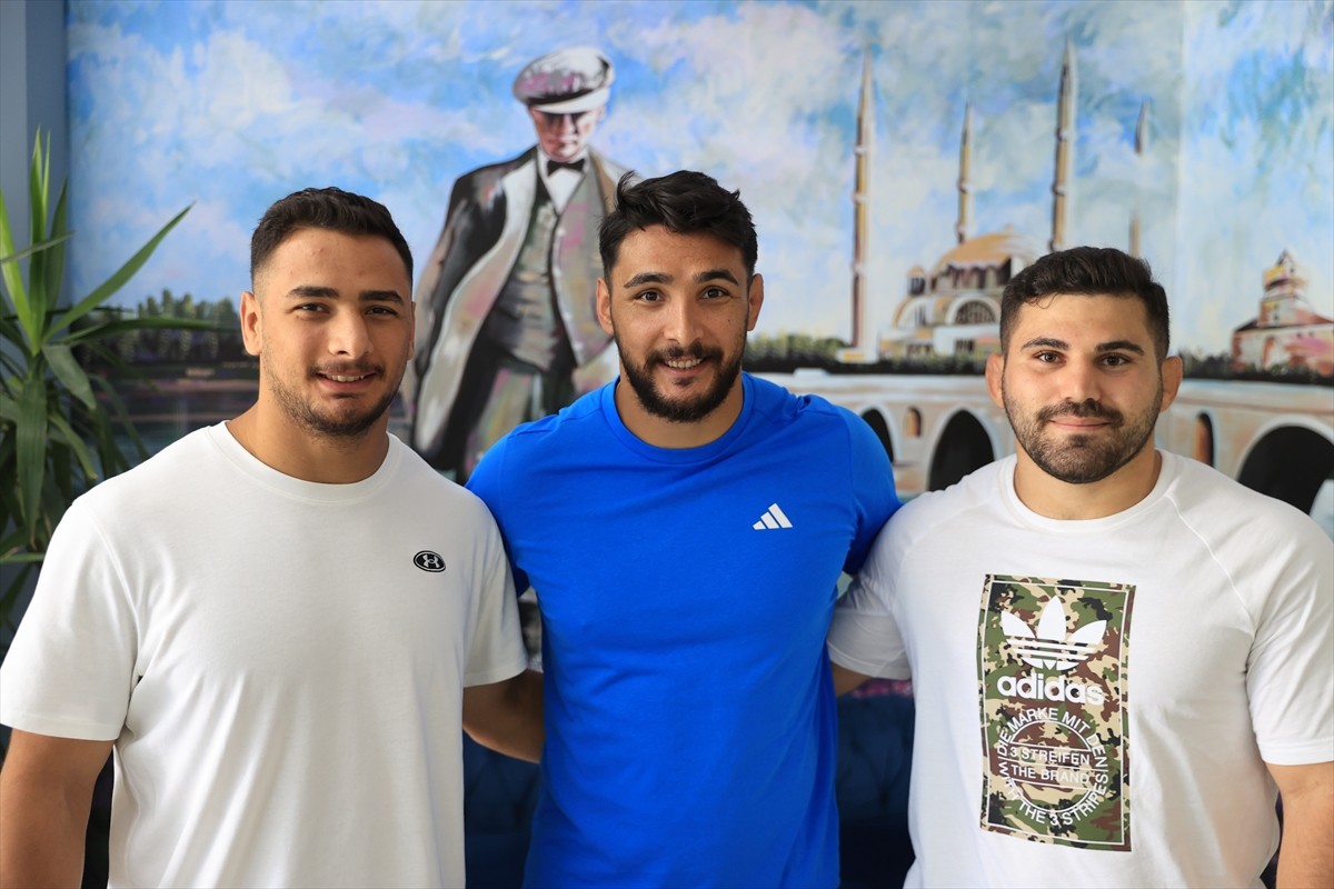 661. Tarihi Kırkpınar Yağlı Güreşleri'nde altın kemeri alan başpehlivan Mustafa Taş (ortada)...