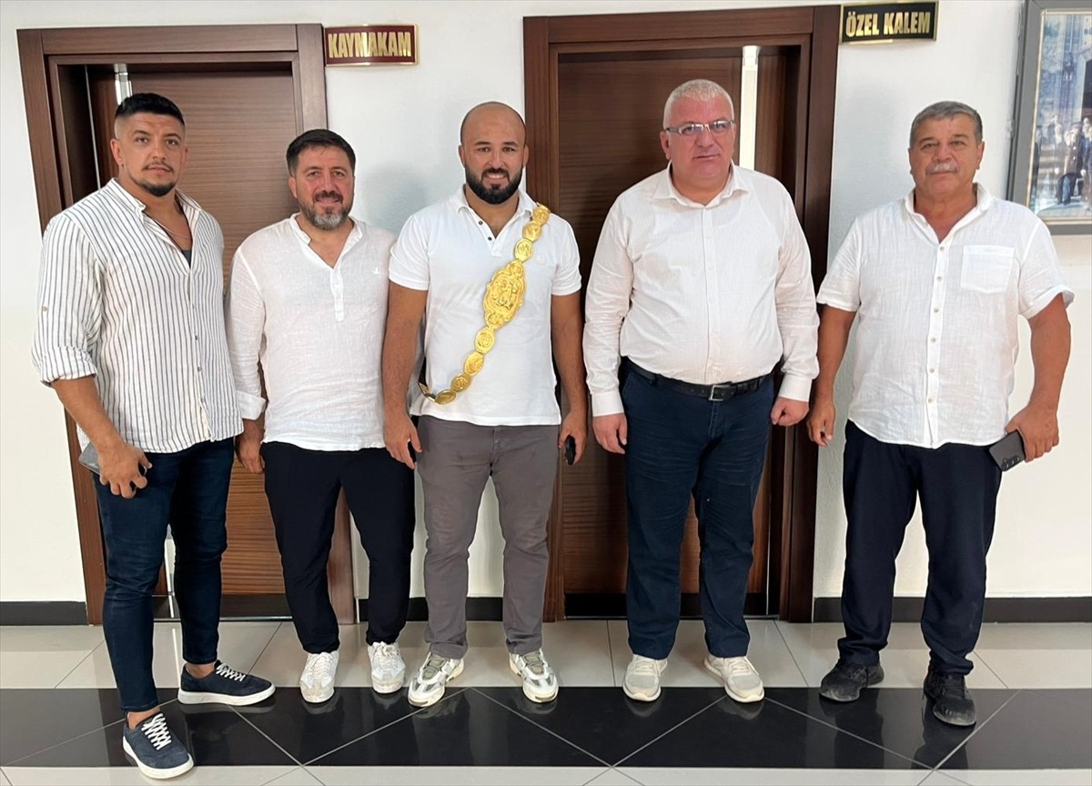 664. Tarihi Kırkpınar Yağlı Güreşleri'nin başpehlivanı Orhan Okulu (ortada), Kumluca Kaymakamı...