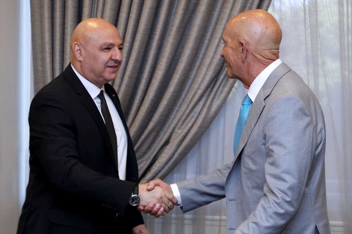 ABD’nin Ankara Büyükelçisi ve Suriye Özel Temsilcisi Tom Barrack (sağda), Lübnan temasları...