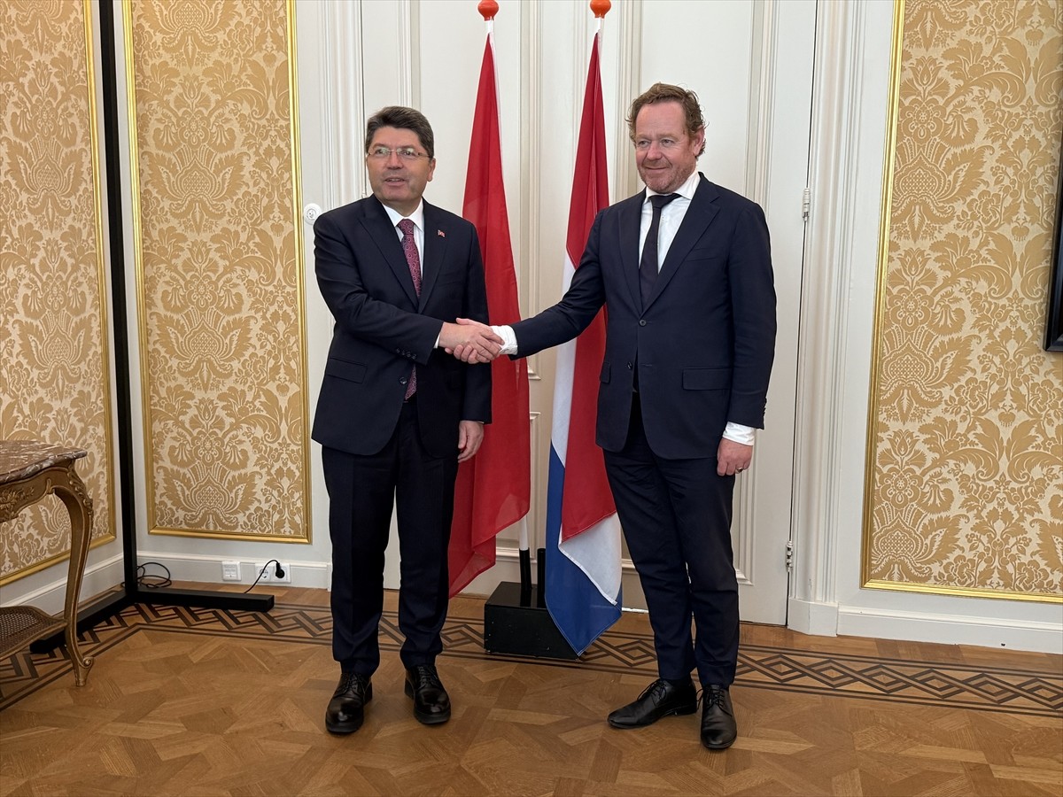 Adalet Bakanı Yılmaz Tunç, resmi temaslar kapsamında Hollanda Adalet ve Güvenlik Bakanı David van...