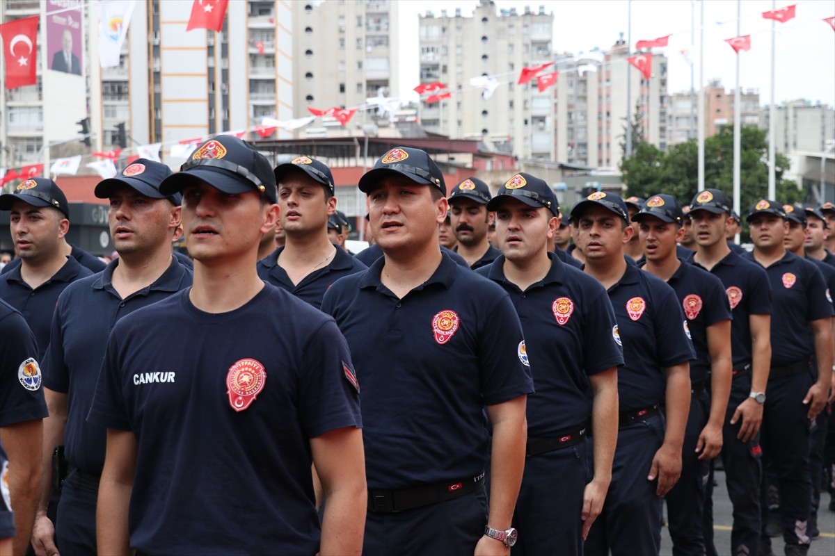 Adana'da 90 yeni itfaiye eri, düzenlenen törenle yemin ederek göreve başladı.