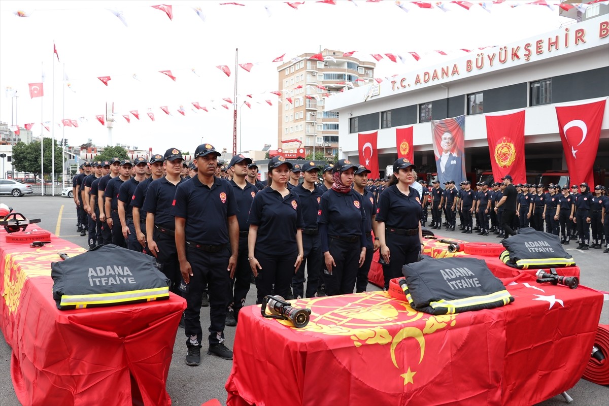 Adana'da 90 yeni itfaiye eri, düzenlenen törenle yemin ederek göreve başladı.