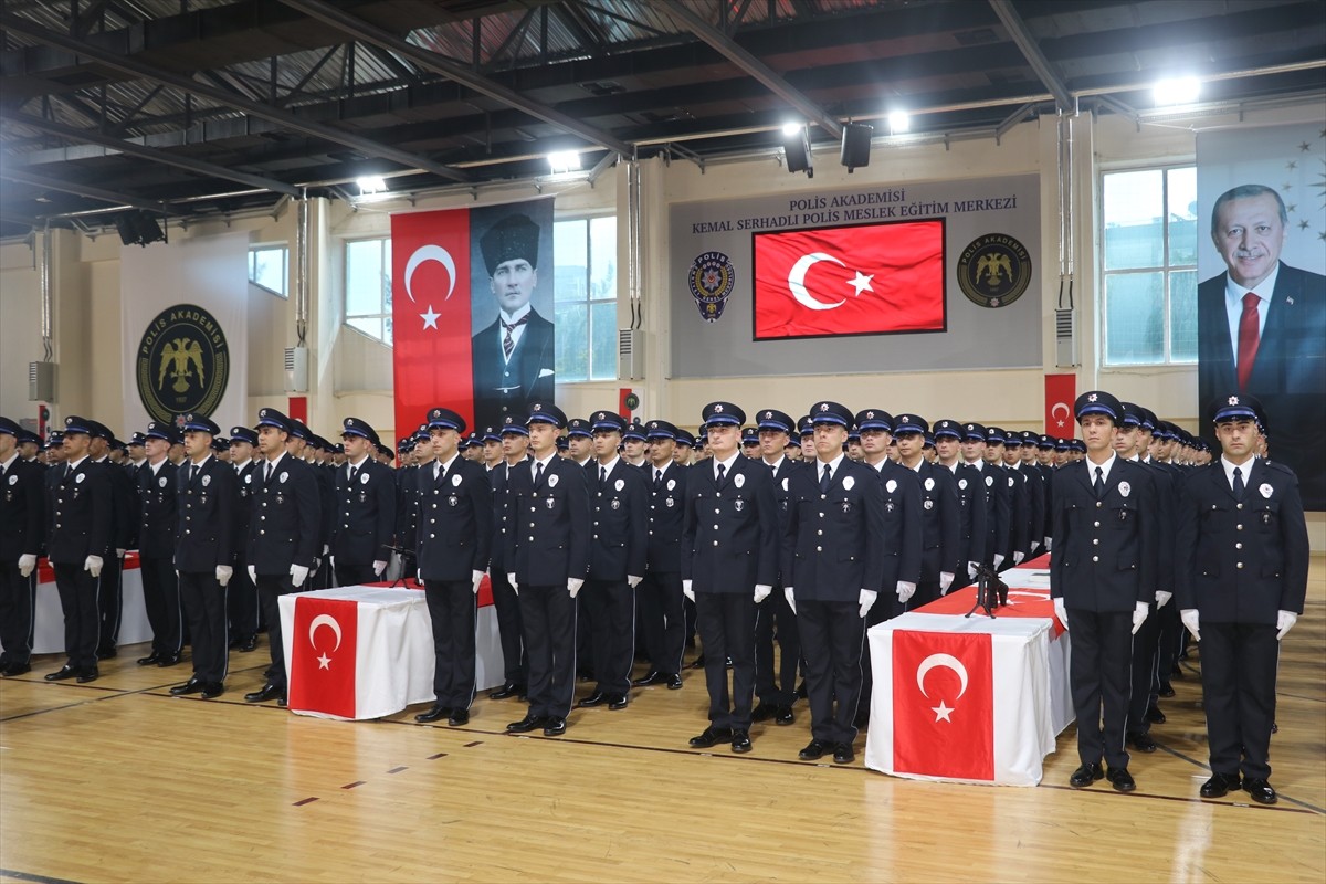 Adana'da Kemal Serhadlı Polis Meslek Eğitim Merkezi'nde (POMEM) eğitimlerini tamamlayan 323 polis...