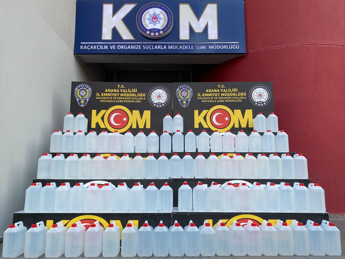 Adana'da polis ekipleri, 800 litre kaçak etil alkol ele geçirdi, 3 şüpheliyi gözaltına aldı.