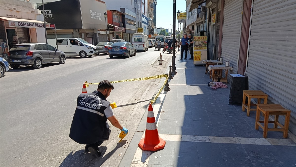 Adana'da tartıştığı komşusunun tabancayla vurduğu esnaf hastaneye kaldırıldı. Polis olay yerinde...