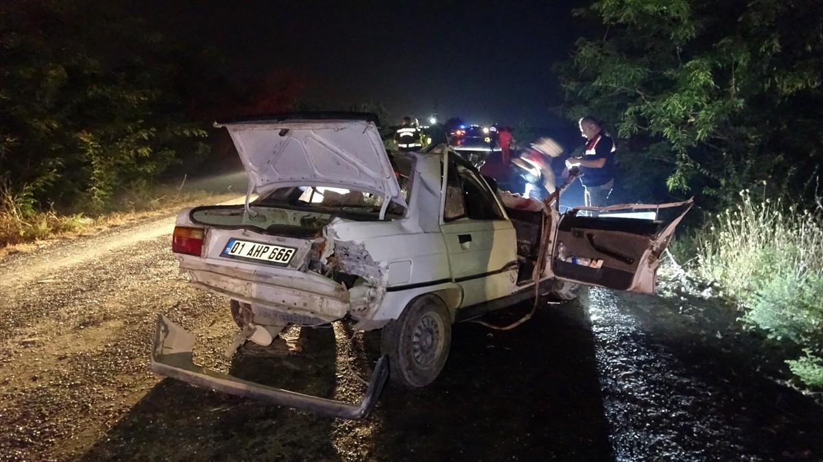Adana'nın Ceyhan ilçesinde otomobil ile kamyonetin çarpışması sonucu 2'si ağır 4 kişi...