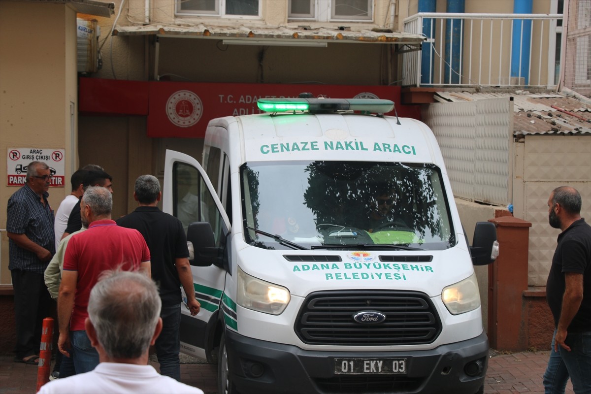 Adana'nın Karataş ilçesinde arazi anlaşmazlığı nedeniyle çıkan silahlı kavgada 1 kişi hayatını...