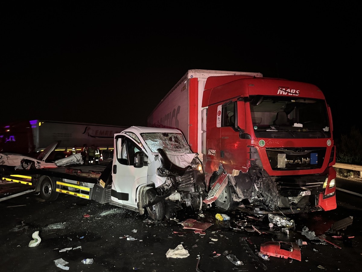 Adana&#039;nın merkez Sarıçam ilçesinde, 4 aracın karıştığı zincirleme trafik kazasında 8 kişi...