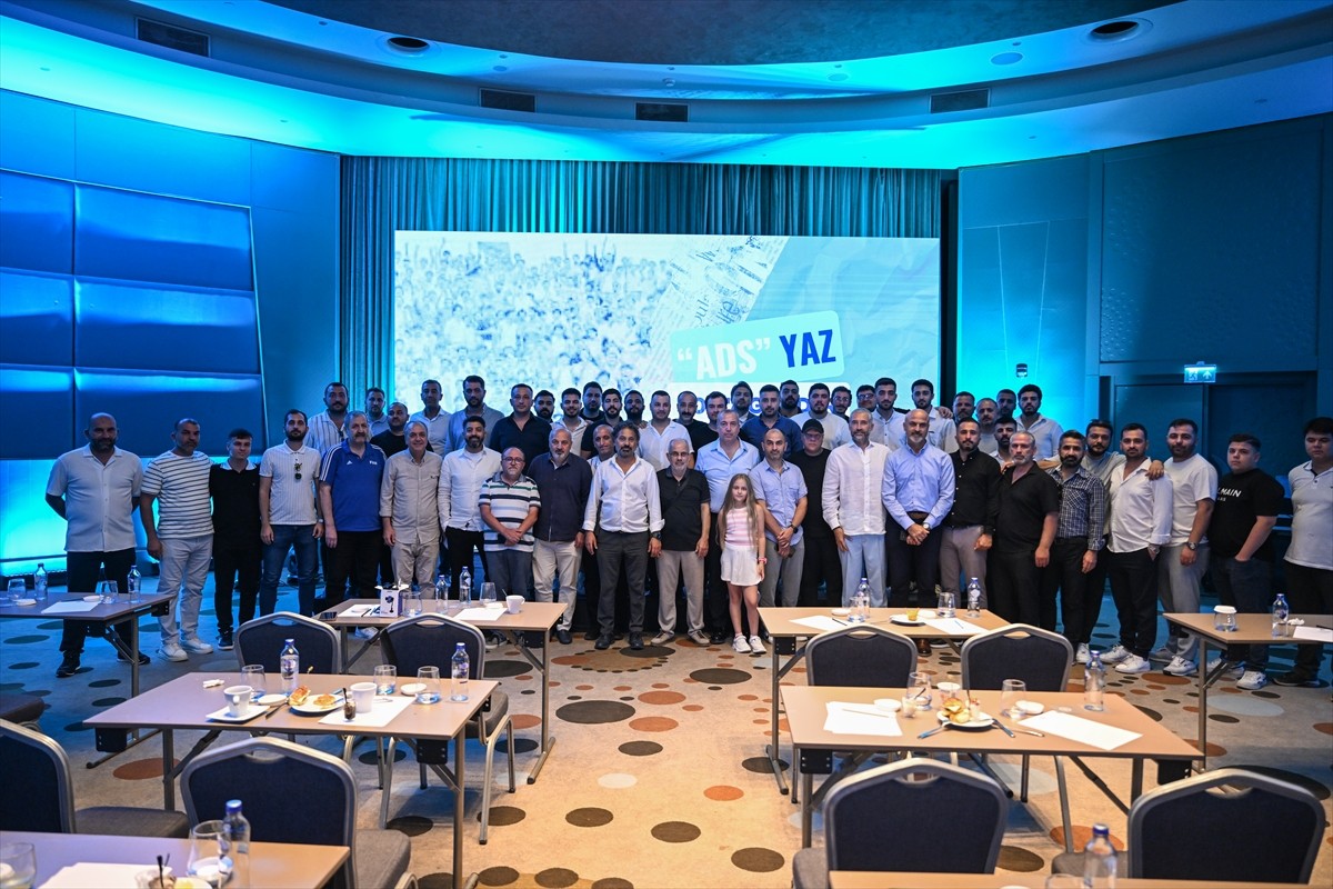 Adana Demirspor Şimşekler Grubu Taraftar Derneği, mali sıkıntıdaki takımları için "Yaşasın...