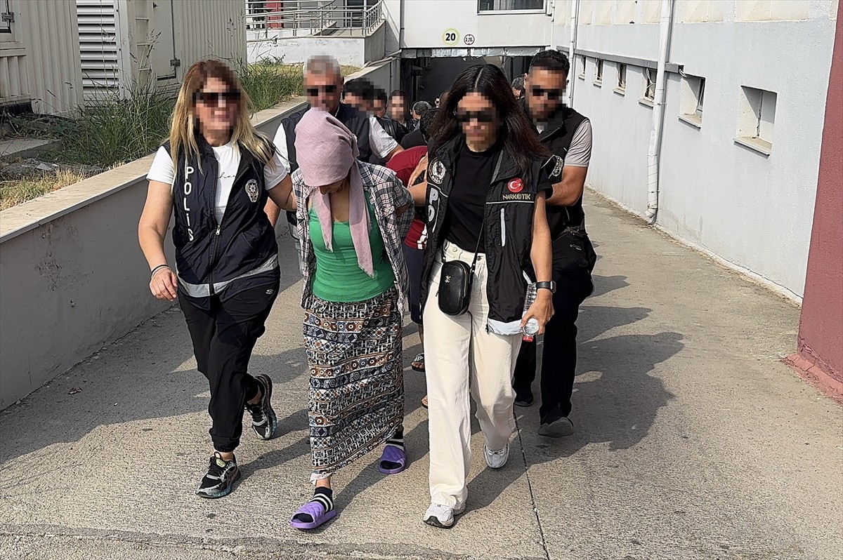 Adana merkezli 6 ilde uyuşturucu satıcılarına yönelik düzenlenen operasyonda gözaltına alınan 130...