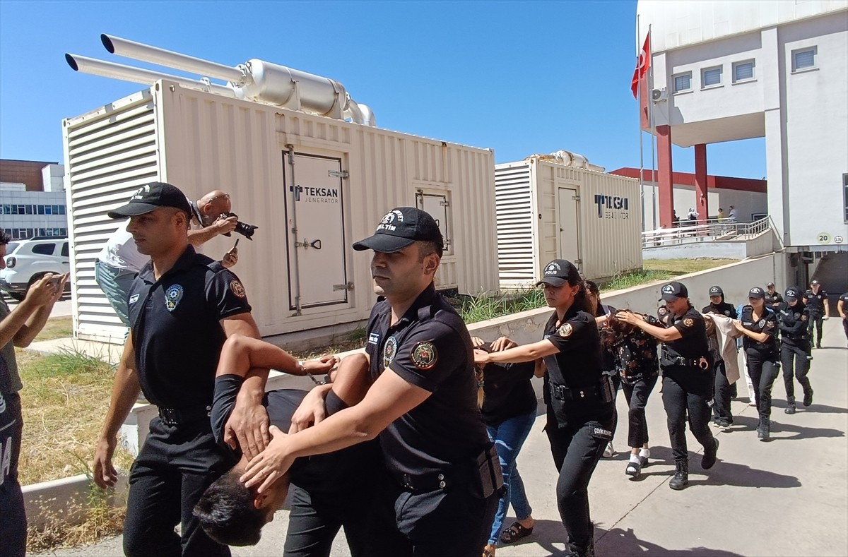 Adana merkezli 7 ilde uyuşturucu organize suç örgütüne yönelik düzenlenen operasyonda gözaltına...