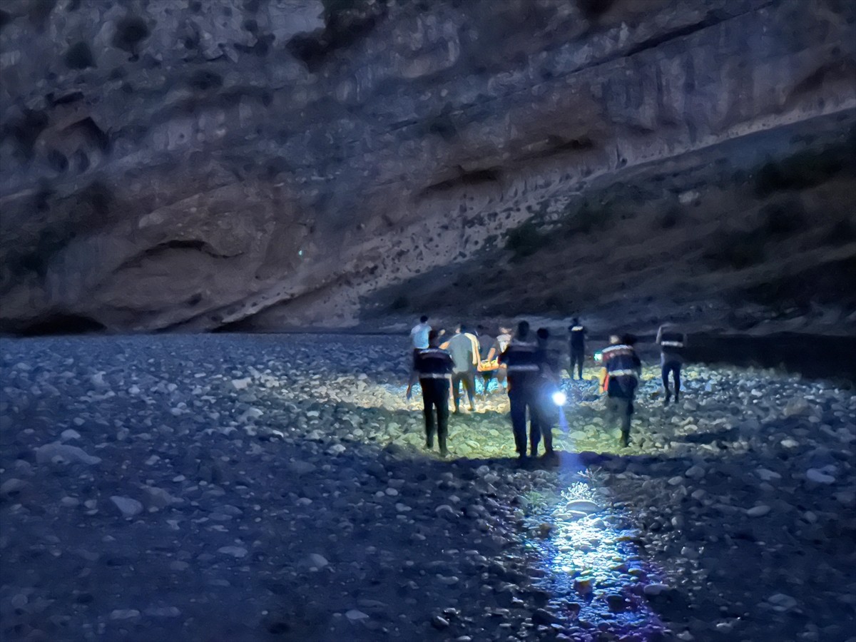 Adıyaman'ın Kahta ilçesinde serinlemek amacıyla çaya giren 21 yaşındaki genç boğuldu.