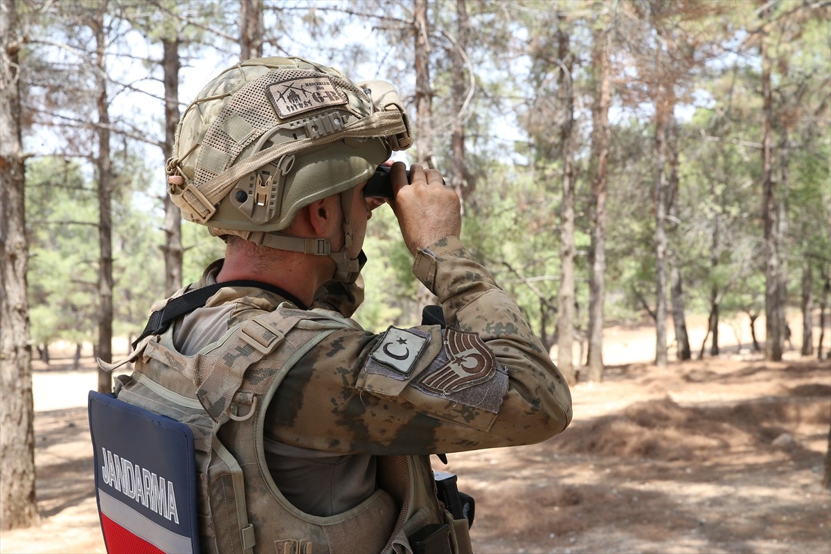 Adıyaman İl Jandarma Komutanlığı ekipleri, yangın riskine karşı ormanlarda denetim yapıyor.