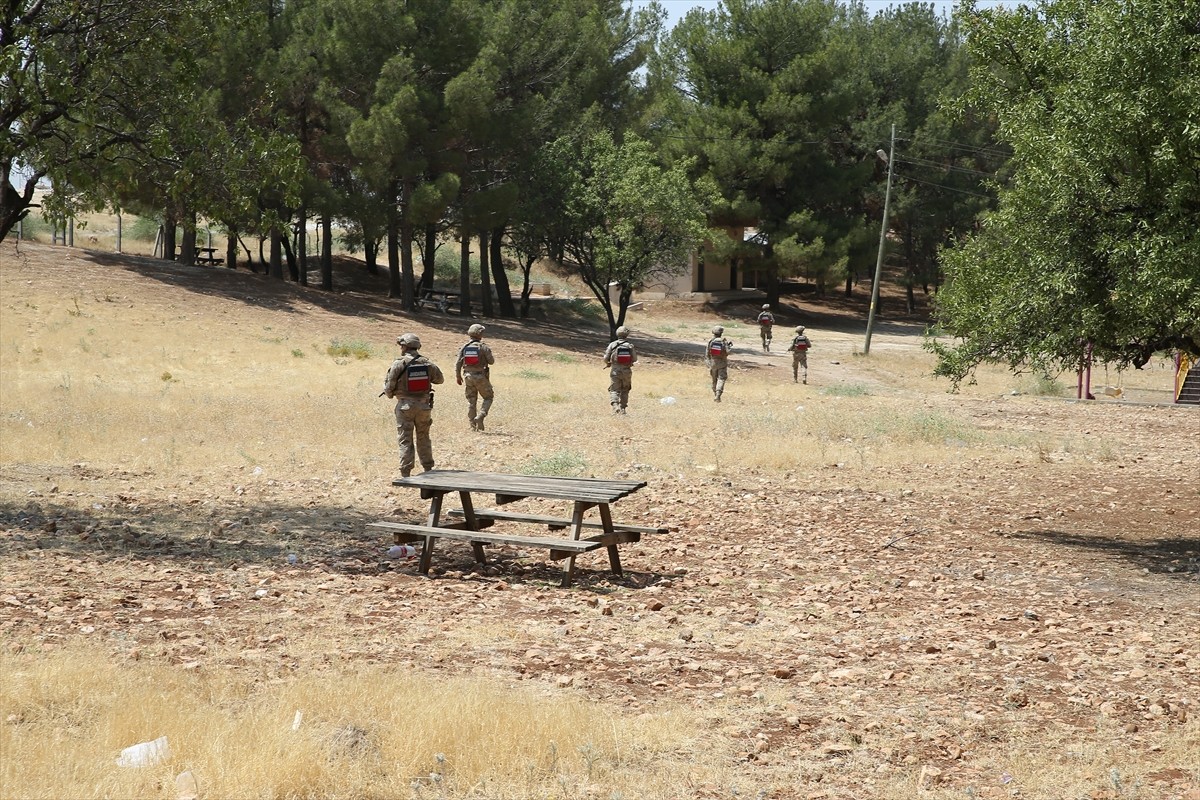 Adıyaman İl Jandarma Komutanlığı ekipleri, yangın riskine karşı ormanlarda denetim yapıyor.
