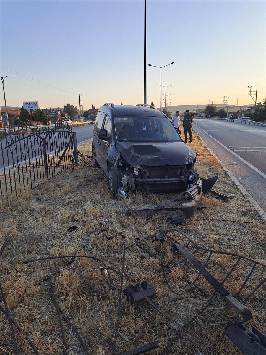  Afyonkarahisar'ın Sinanpaşa ilçesinde refüjdeki demir korkuluklara çarpan hafif ticari araçtaki 4...