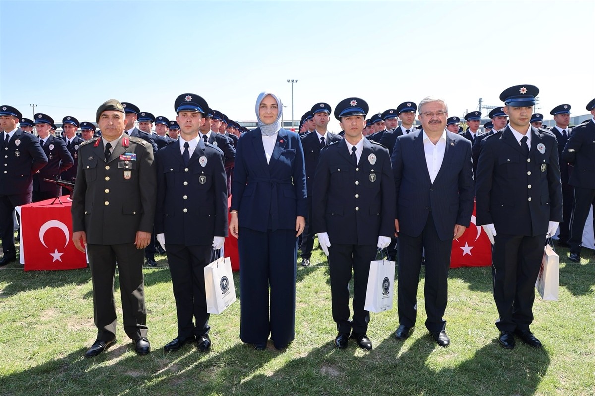 Afyonkarahisar Polis Meslek Eğitim Merkezi'nde (POMEM) eğitimlerini tamamlayan 225 polis adayı...