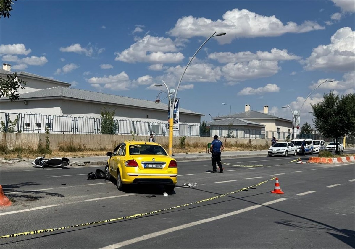 Ağrı'da taksi ile çarpışan motosikletteki karı koca yaşamını yitirdi.