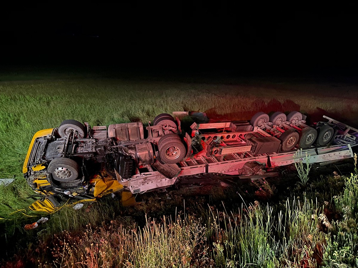 Ağrı'nın Eleşkirt ilçesinde şarampole devrilen tırın sürücüsü hayatını kaybetti, 1 kişi ağır...