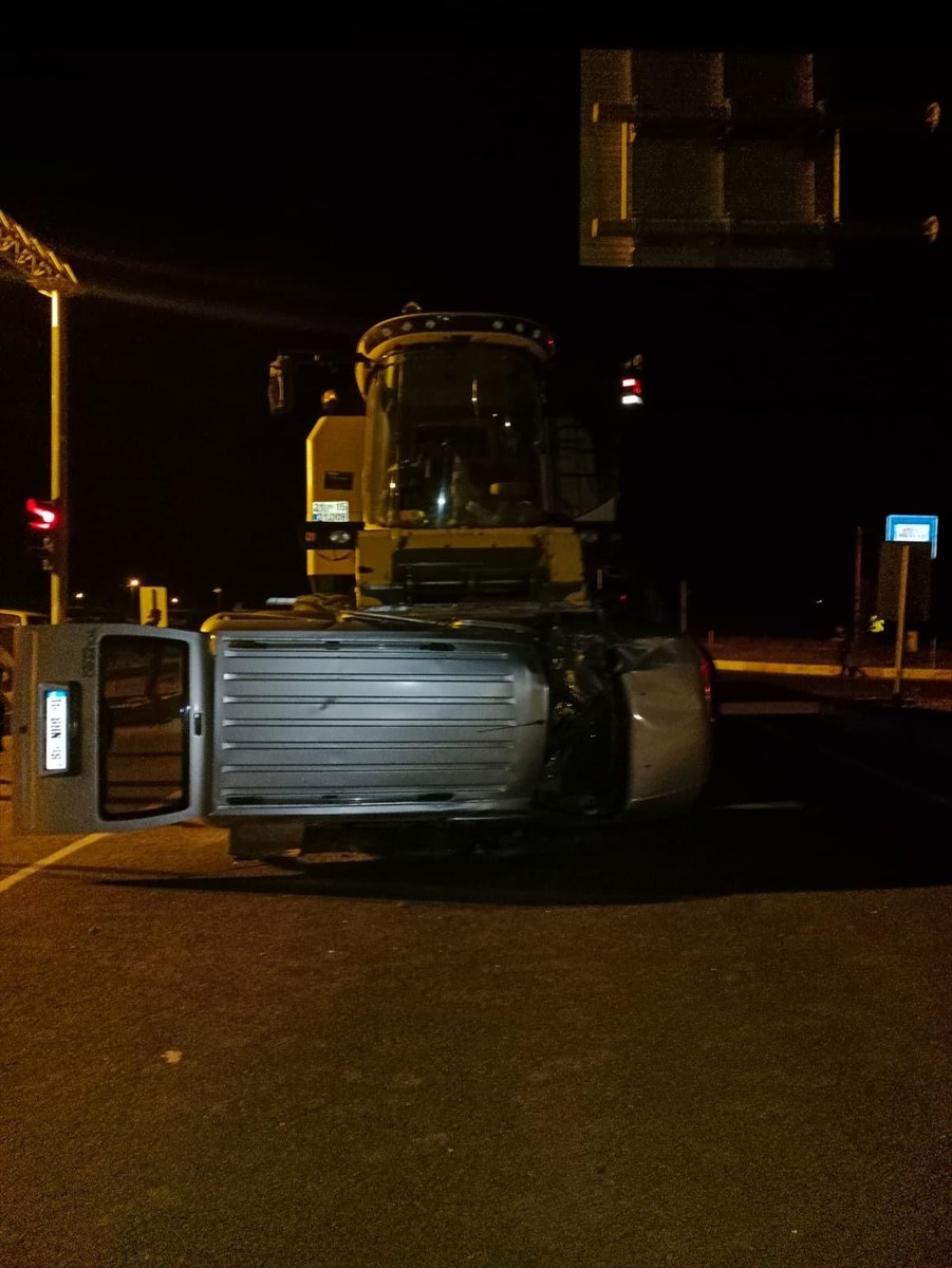 Ağrı'nın Tutak ilçesinde kamyonet ile biçerdöverin çarpışması sonucu 2 kişi yaralandı.