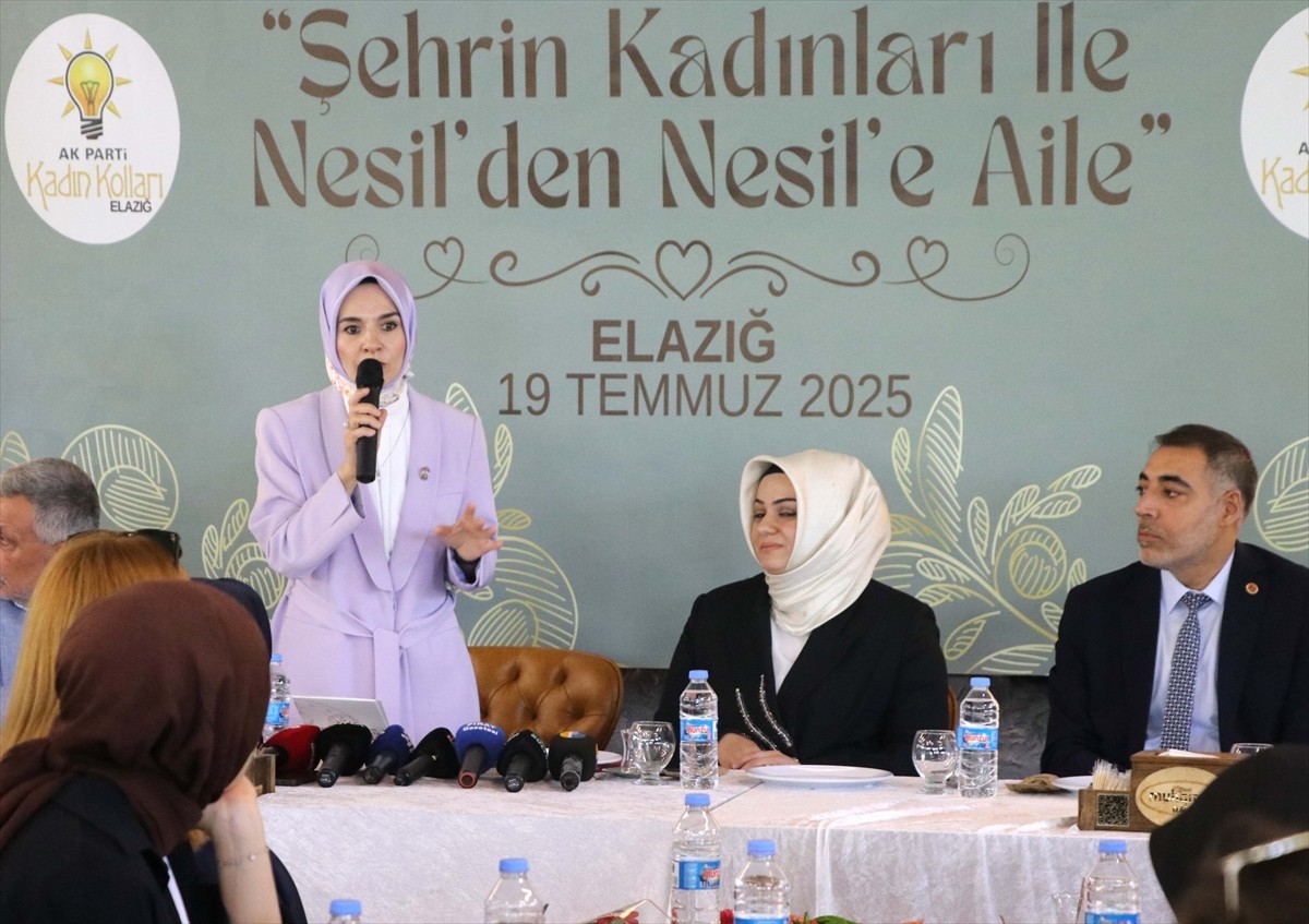 Aile ve Sosyal Hizmetler Bakanı Mahinur Özdemir Göktaş, Elazığ'da bir restoranda düzenlenen...